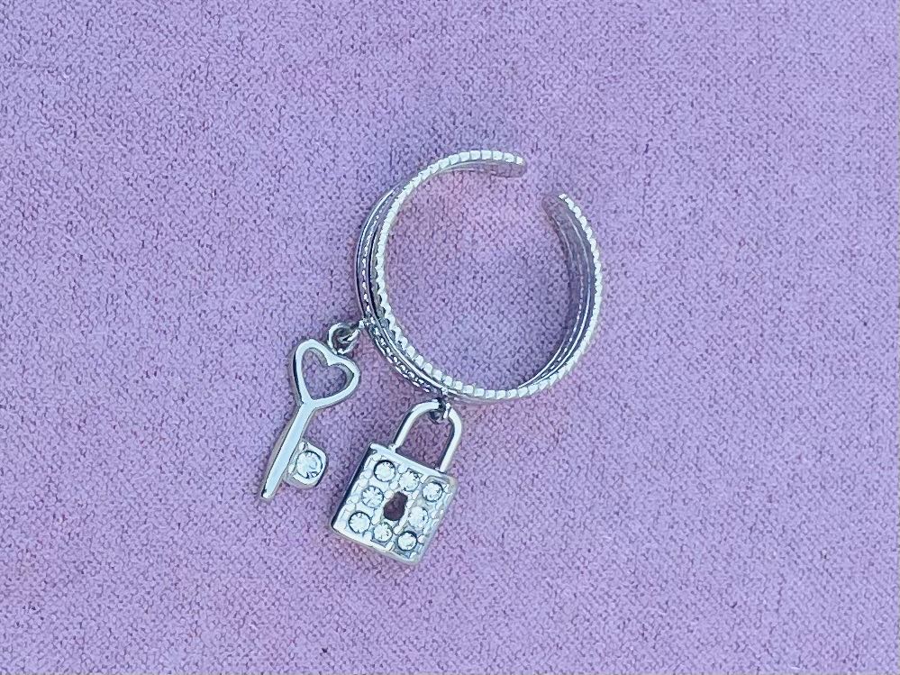 Bague argentée cadenas strass