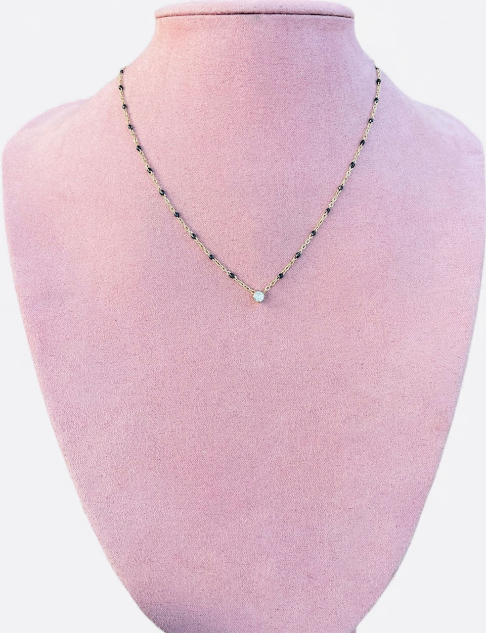 Collier doré émail noir strass