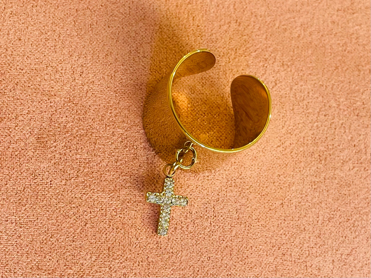 Bague dorée croix strass