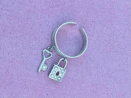 Bague argentée cadenas strass
