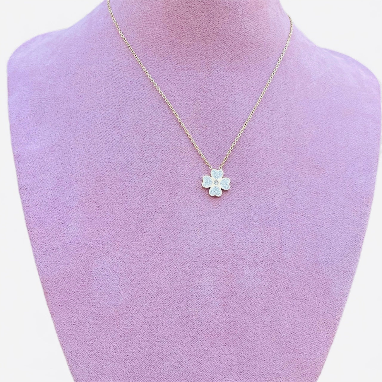 Collier doré trèfle strass