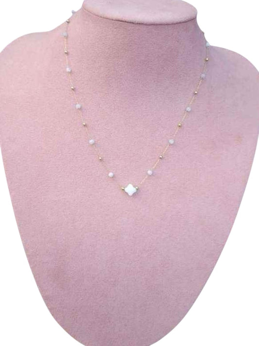 Collier doré trèfle blanc